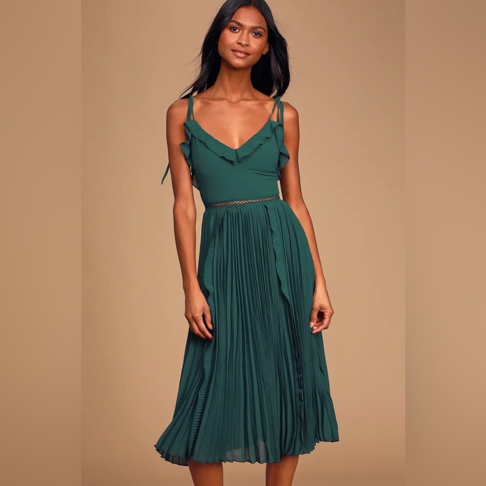 Lulus “Never a Dull Moment” tie strap pleated dress in emerald green, size M NWT